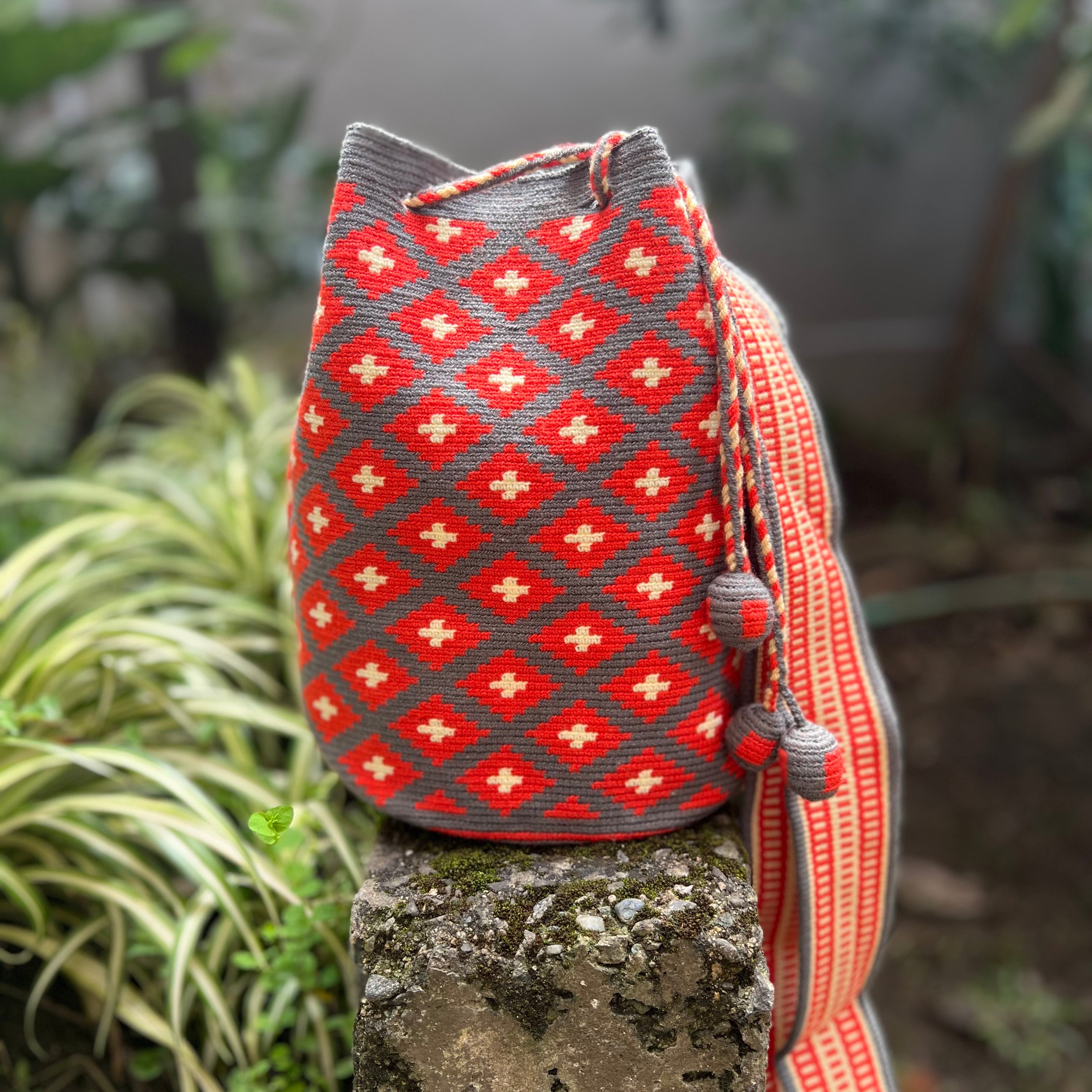 1 THREAD Achiote ✻ Large Wayuu Mochila
