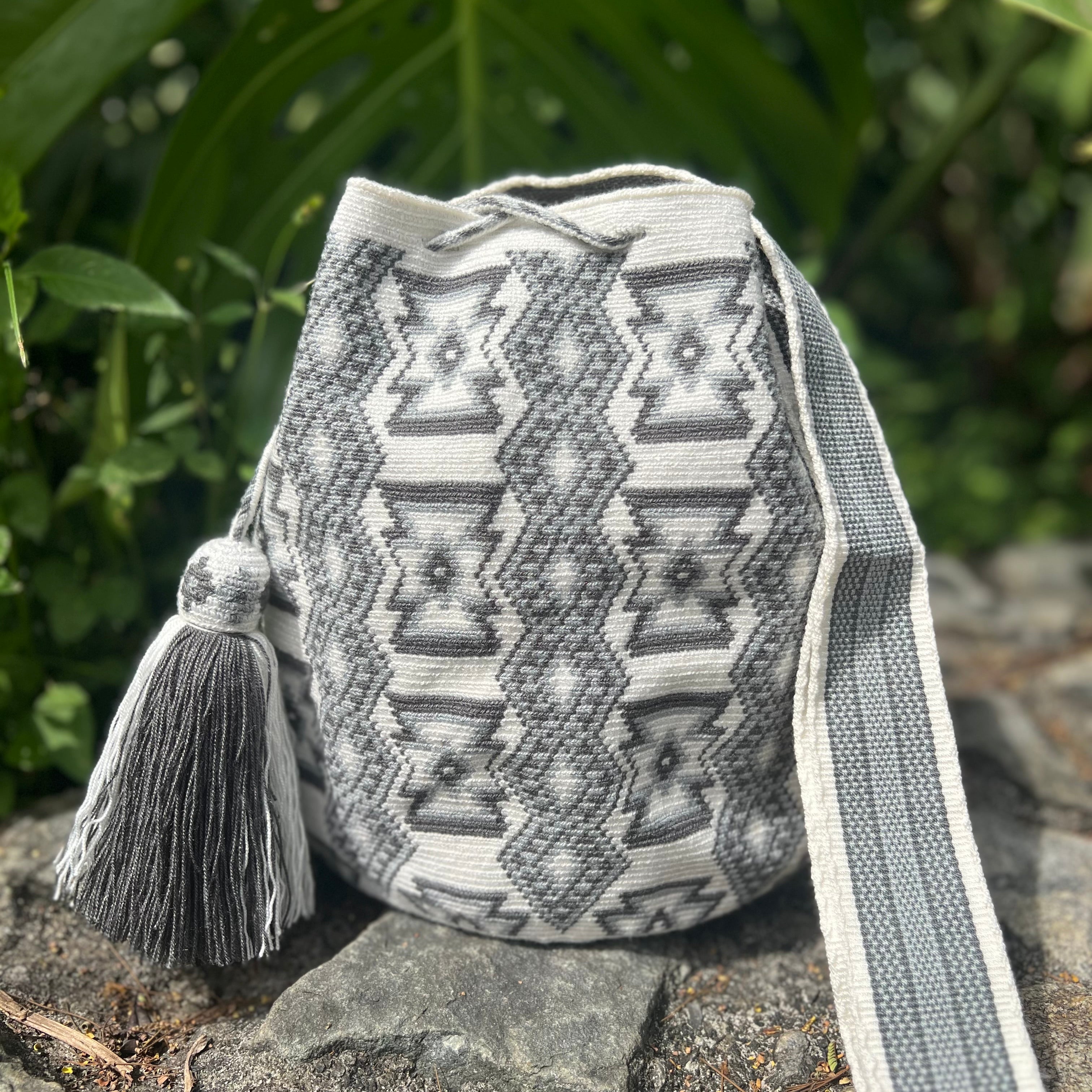 1 THREAD Tinta ✻ Large Wayuu Mochila