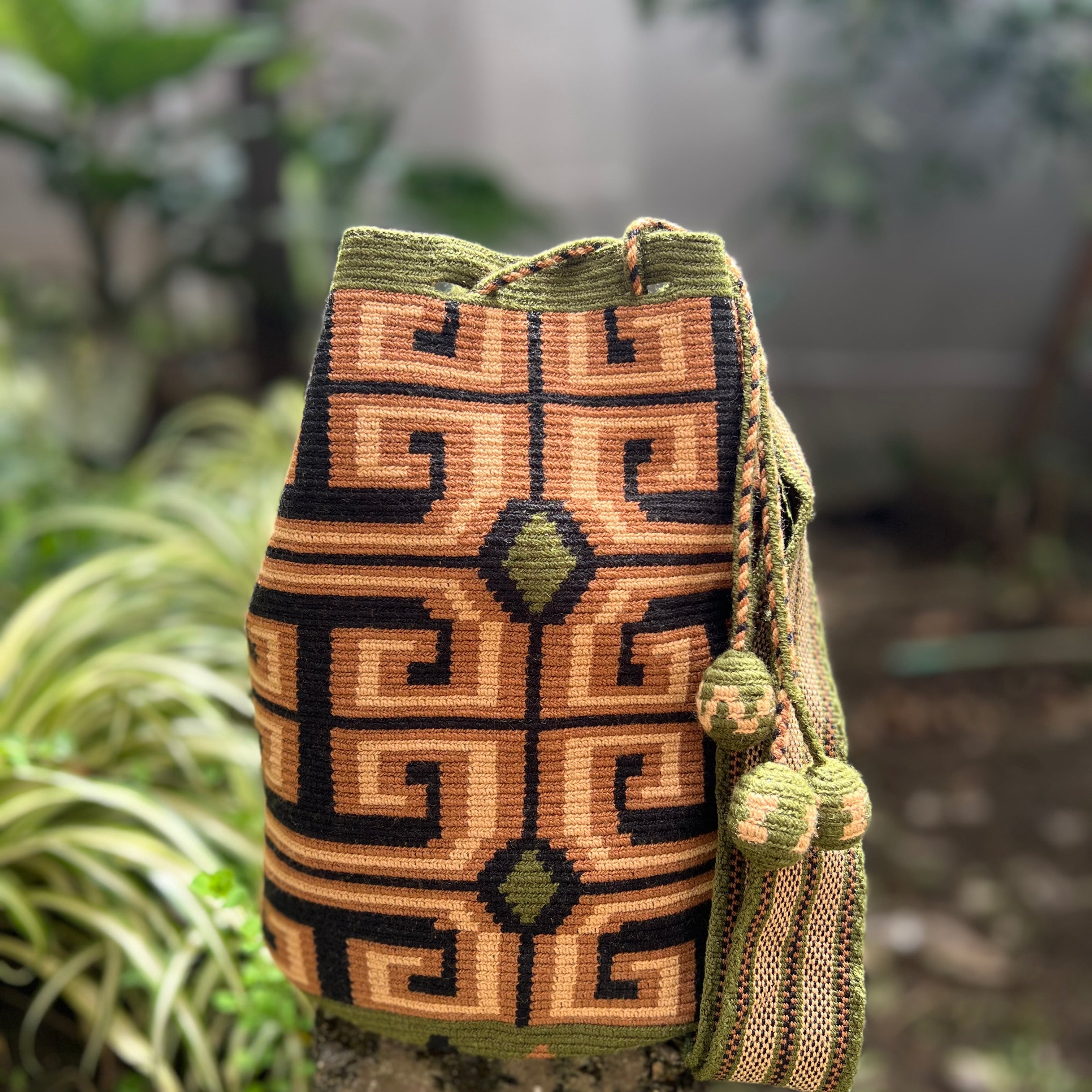 1 THREAD Helix ✻ Large Wayuu Mochila