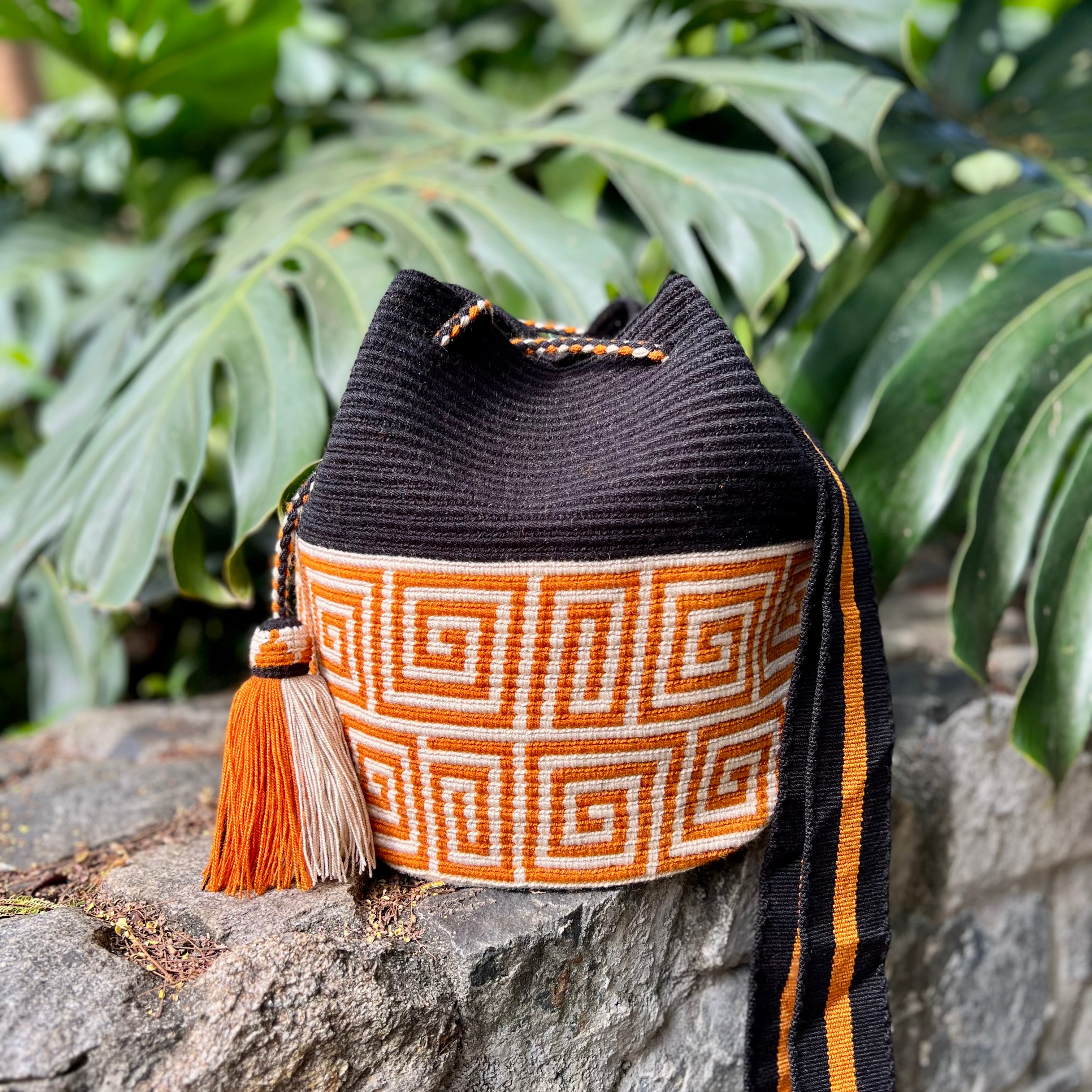 Labra Black ✻ Large Wayuu Mochila