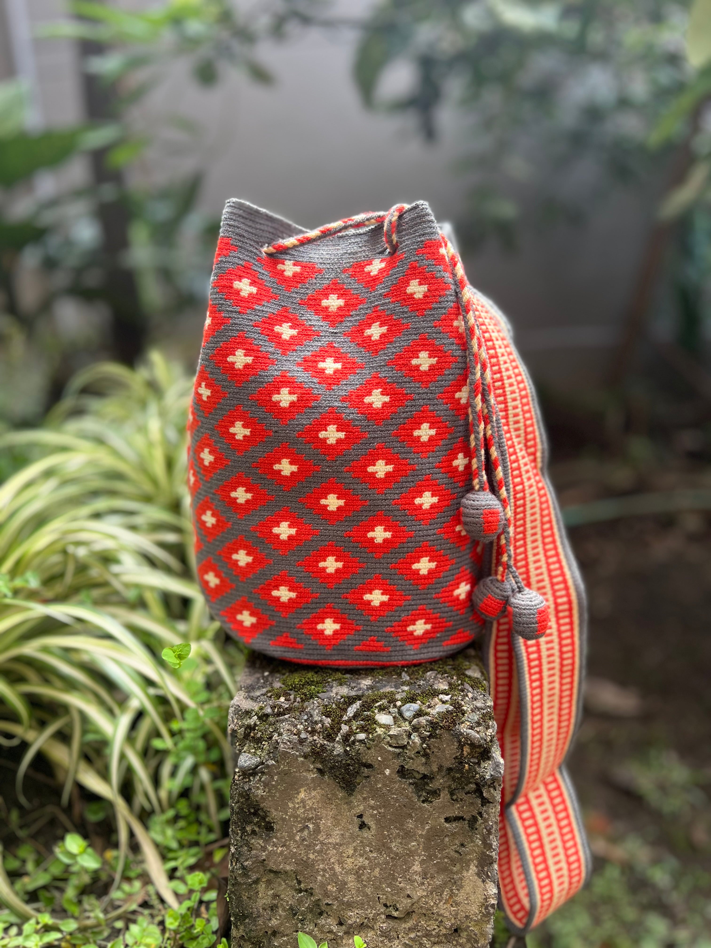 1 THREAD Achiote ✻ Large Wayuu Mochila