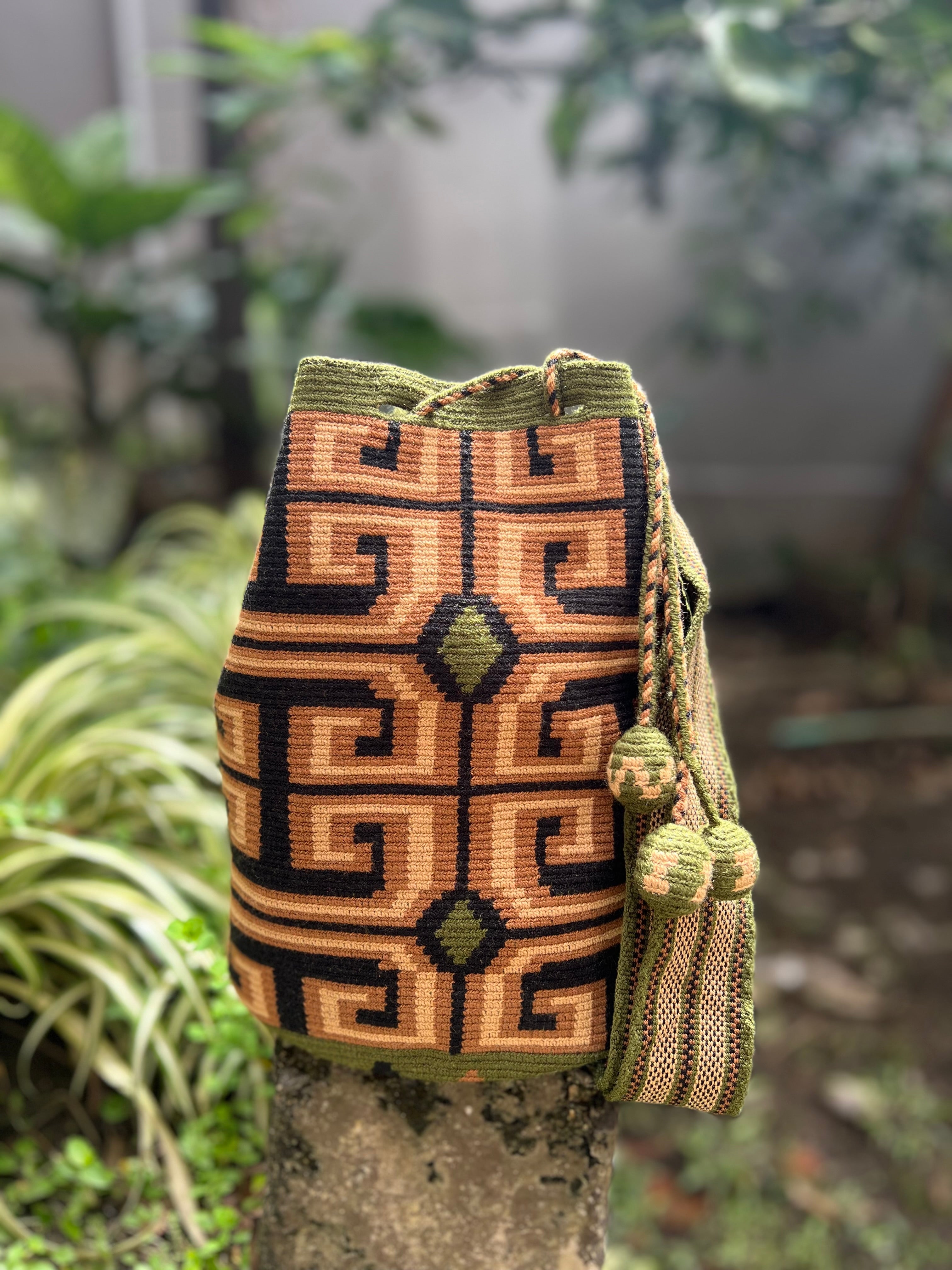 1 THREAD Helix ✻ Large Wayuu Mochila