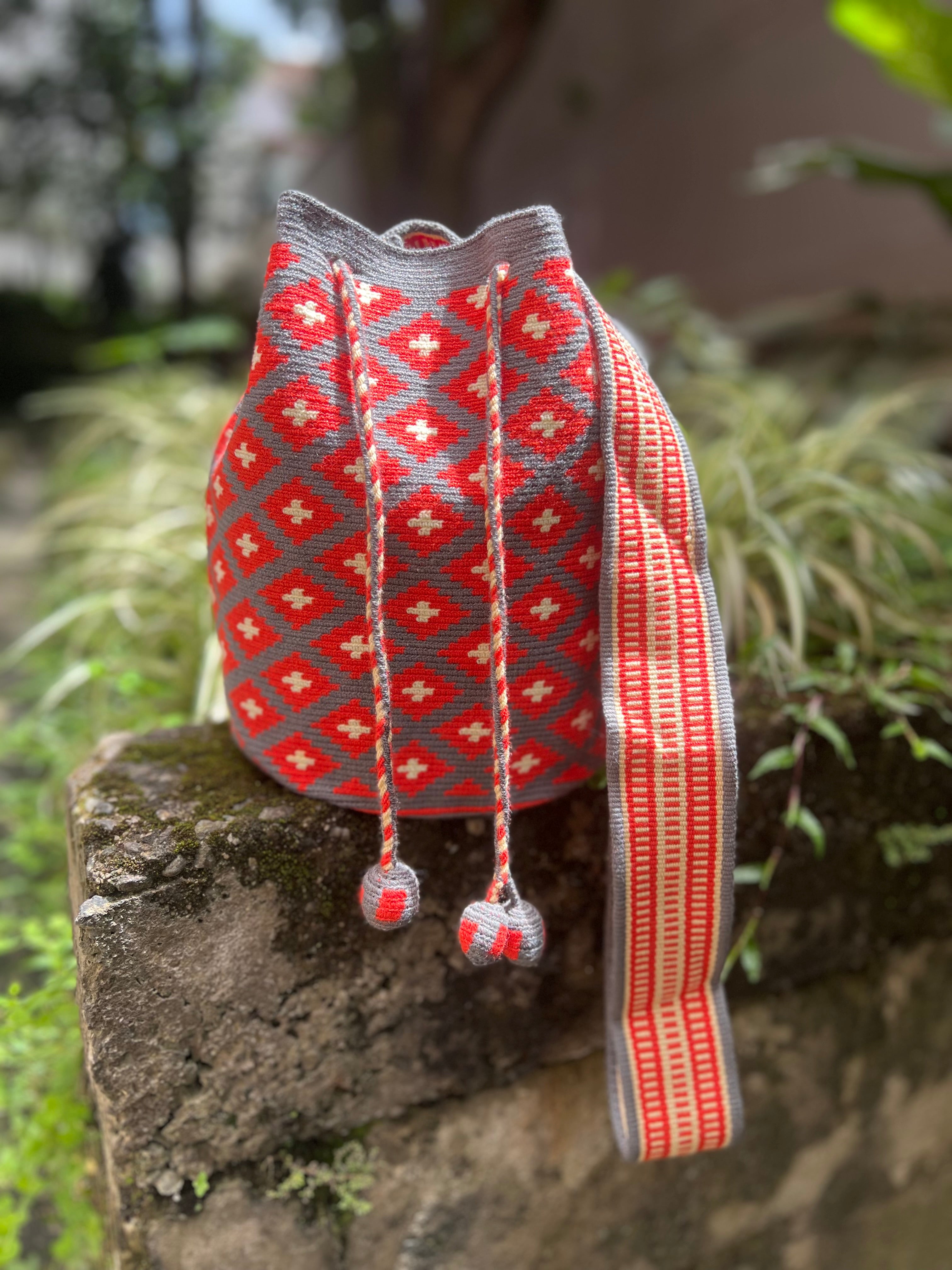 1 THREAD Achiote ✻ Large Wayuu Mochila