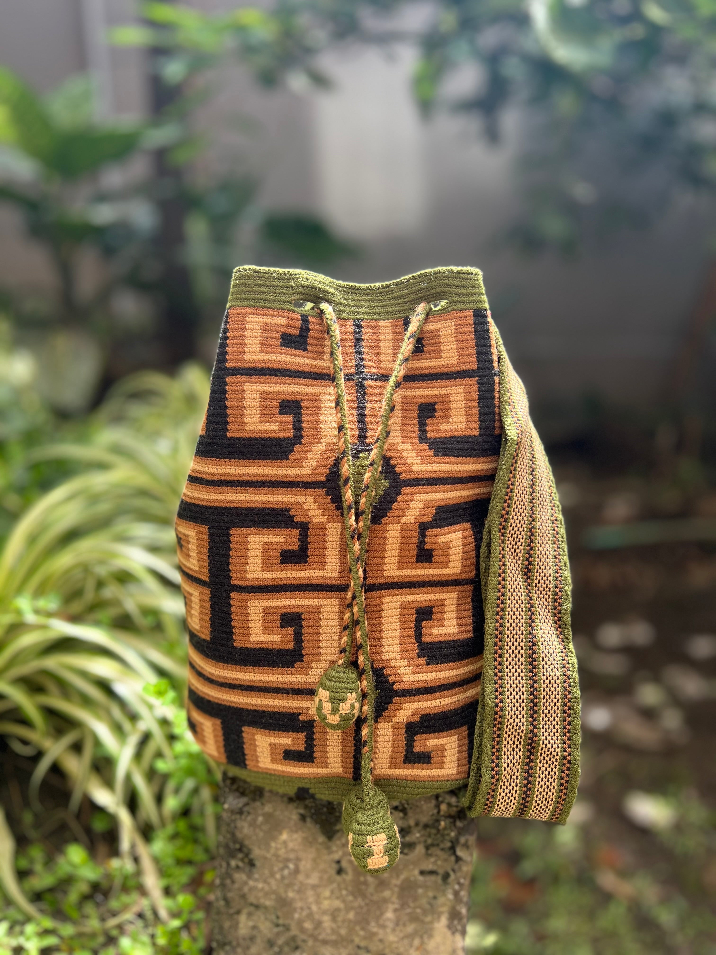 1 THREAD Helix ✻ Large Wayuu Mochila