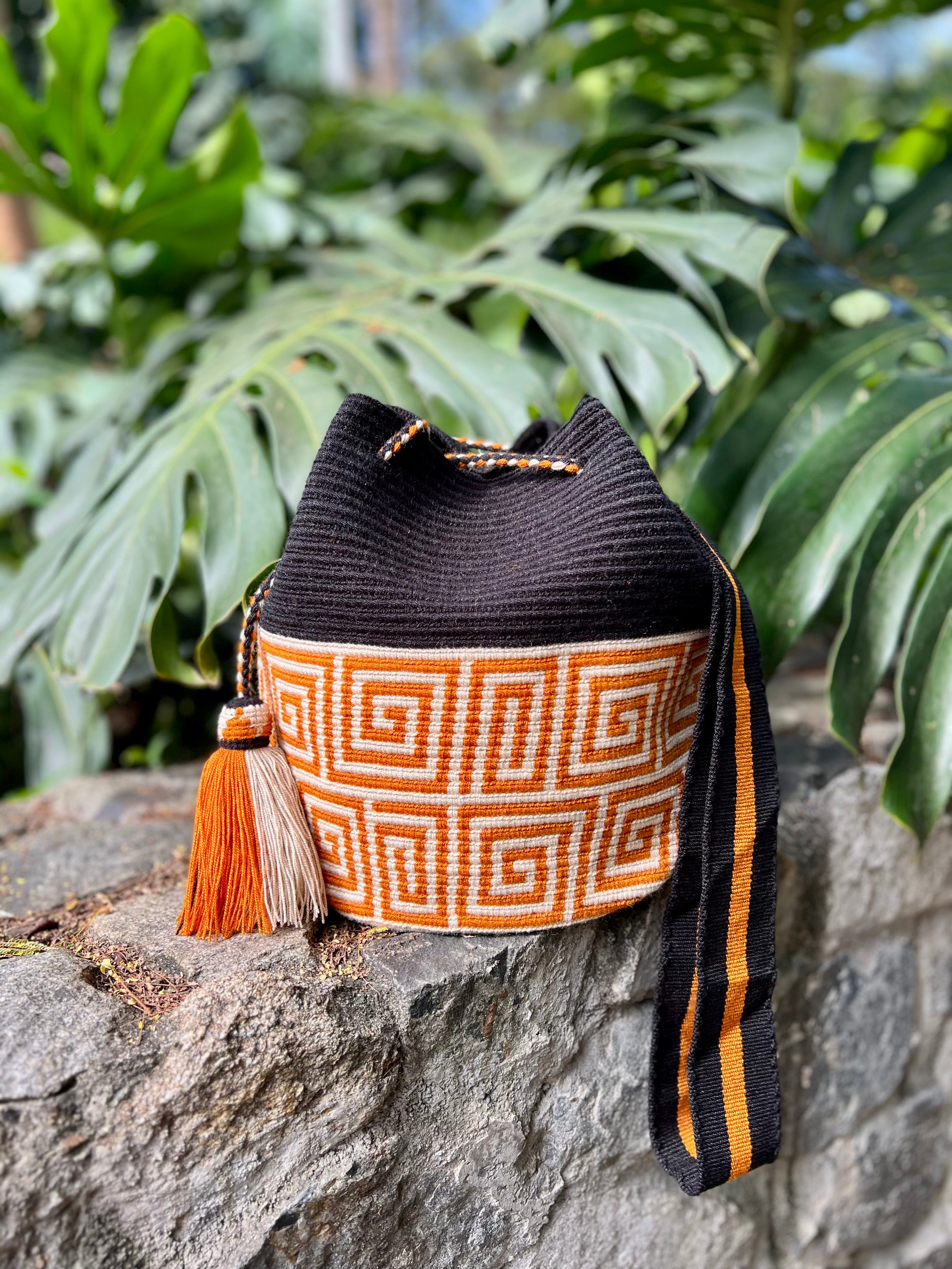 Labra Black ✻ Large Wayuu Mochila