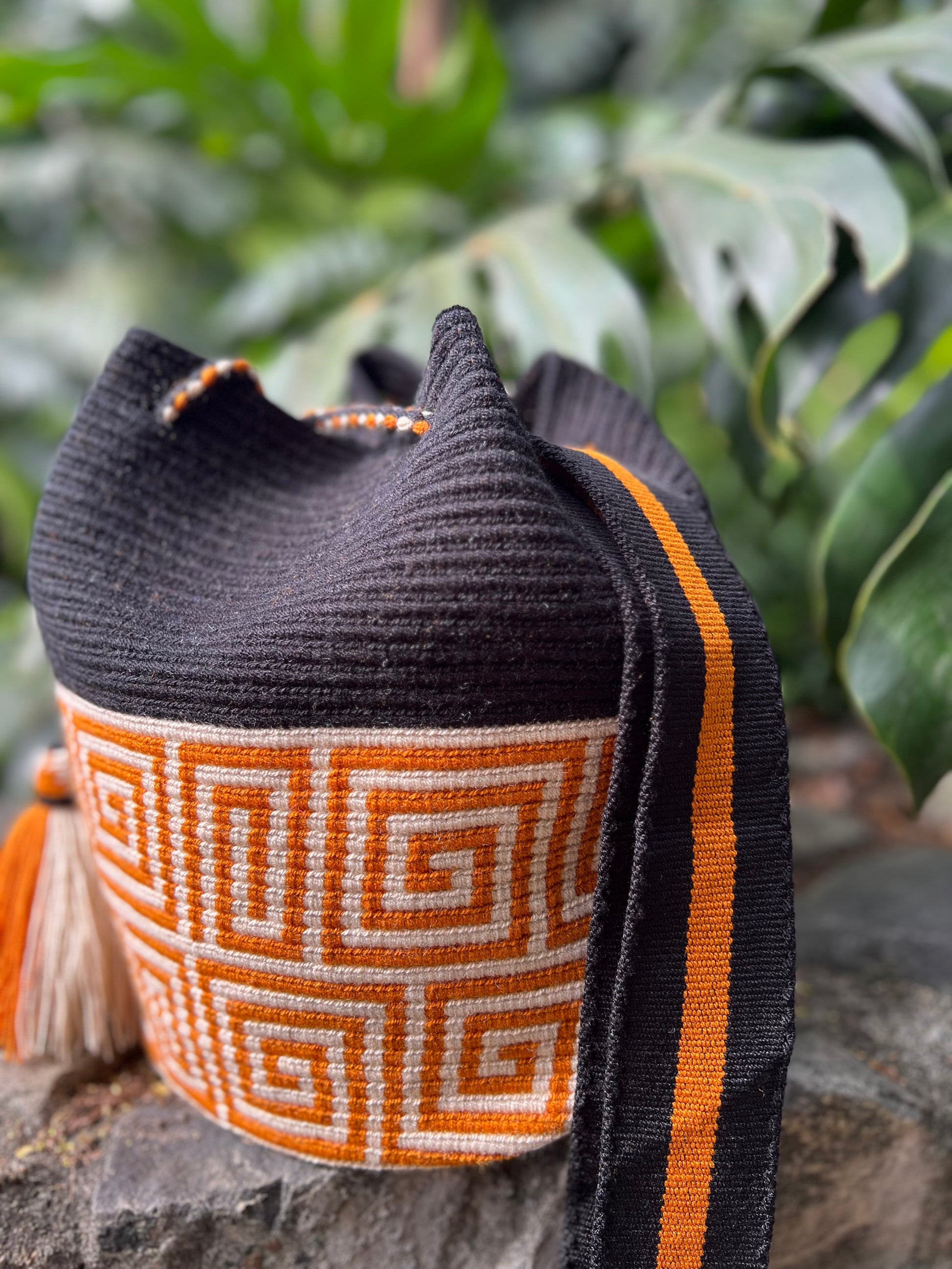 Labra Black ✻ Large Wayuu Mochila